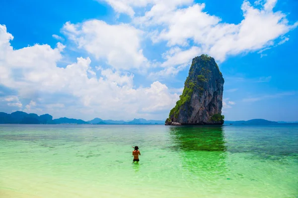 Playa de aguas cristalinas en Tailandia — Foto de Stock
