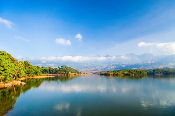Jezioro dam w pobliżu Munnar, Indie — Zdjęcie stockowe