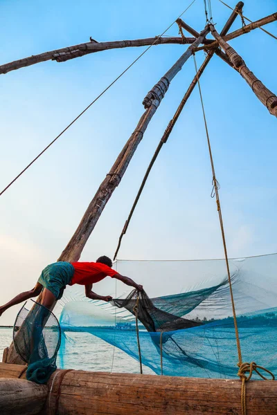 Redes de pesca de pescadores y chinos — Foto de Stock