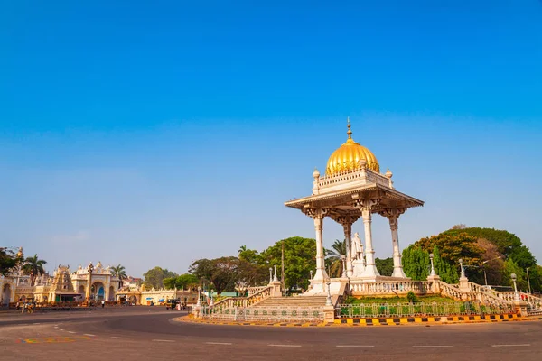 Statue of Maharaja Chamarajendar Wodeyar — Stock Photo, Image