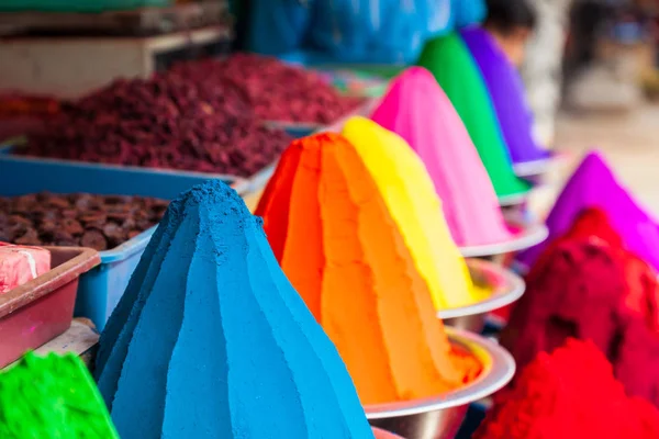 Teller mit Holi-Puder-Farben — Stockfoto