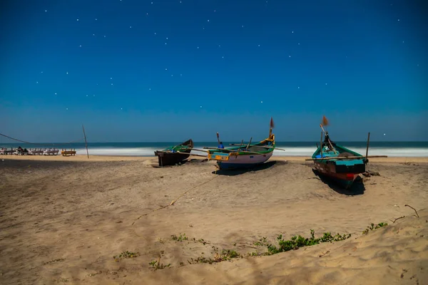 Fishermens båtar på Beach, Goa — Stockfoto