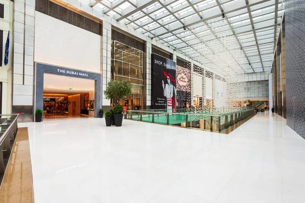 Interior do Dubai Mall em Dubai, Emirados Árabes Unidos — Fotografia de Stock