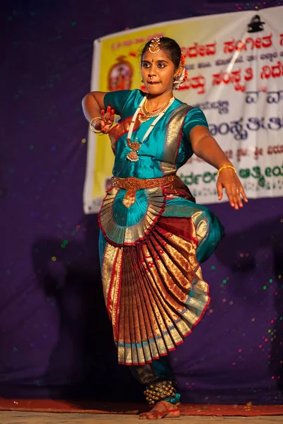 Artist performing indian dance, India — Stock Photo, Image