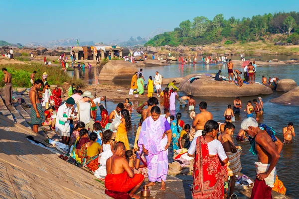 インドの人々の入浴と洗濯 — ストック写真