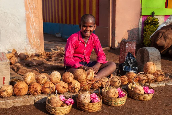 Ragazzo che vende puja di cocco — Foto Stock