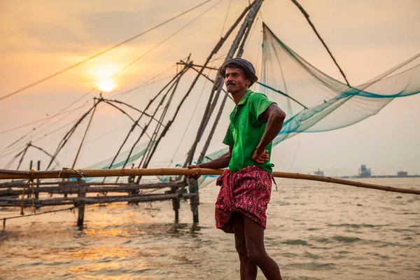 Pêcheur et filets de pêche chinois — Photo