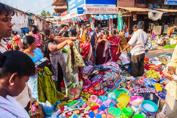 Einkaufen auf dem lokalen Markt in Indien — Stockfoto