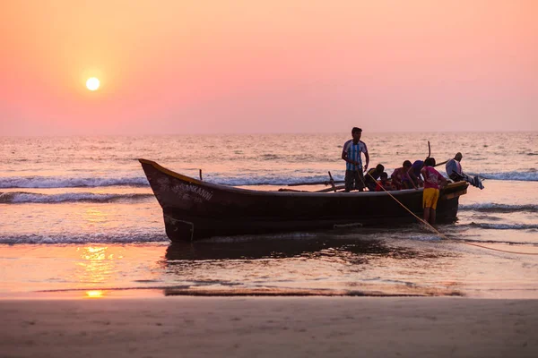 Fishermen with catch in Goa — Stock Photo, Image