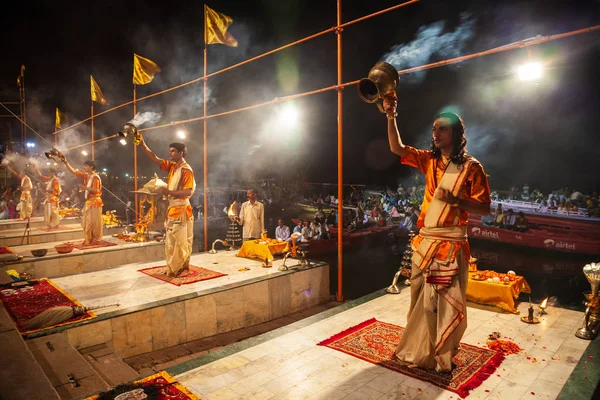 Ganga Aarti ceremonie in Varanasi — Stockfoto