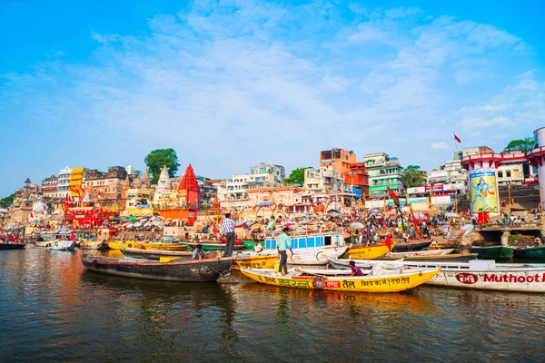 Colorful boats and Ganges river — Stock Photo, Image