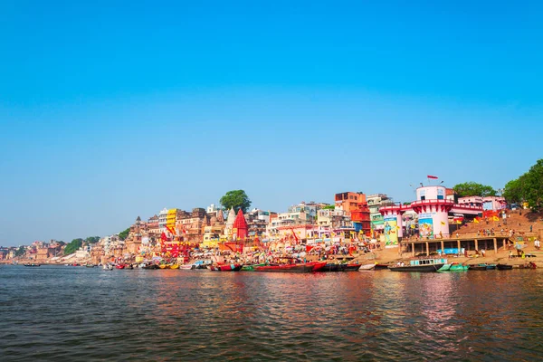 Barcos coloridos y río Ganges — Foto de Stock