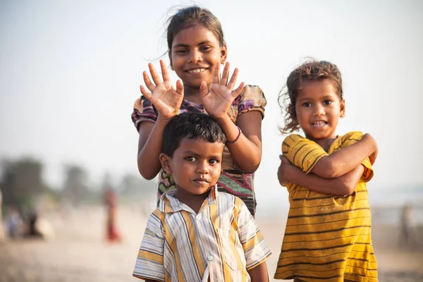 Индийские дети на пляже, Гоа — стоковое фото