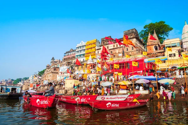 Barcos coloridos y río Ganges — Foto de Stock