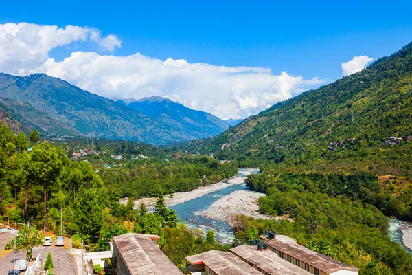 インドのヒマカル プラデーシュ州ManaliとKulu町の間のBeas川渓谷にアパートホテル — ストック写真