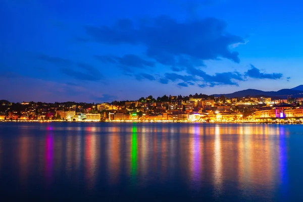スイスのティチーノ州の夜にルガーノ湖とルガーノ市のパノラマビュー — ストック写真