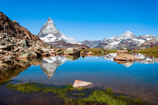 スイスとイタリアの間に位置するアルプスのリフェルゼー湖とマッターホルン山 — ストック写真