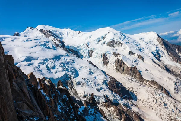 モンブランまたはモンテビアンコホワイトマウンテンは アルプスの中で最も高い山脈であり ヨーロッパでは フランスとイタリアの間に位置しています — ストック写真