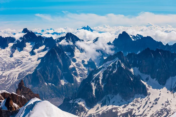モンブランまたはモンテビアンコホワイトマウンテンは アルプスの中で最も高い山脈であり ヨーロッパでは フランスとイタリアの間に位置しています — ストック写真
