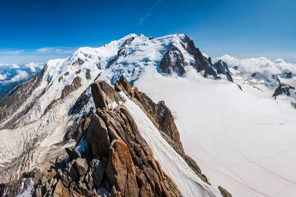 モンブランまたはモンテビアンコ白い山はアルプスで最も高い山であり ヨーロッパではフランスとイタリアの間に位置しています — ストック写真
