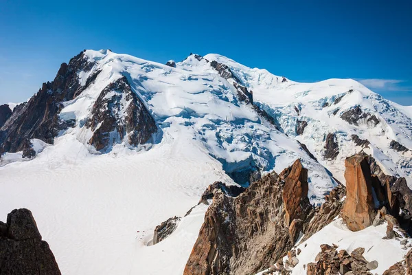 モンブランまたはモンテビアンコ白い山はアルプスで最も高い山であり ヨーロッパではフランスとイタリアの間に位置しています — ストック写真