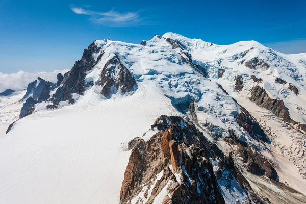 勃朗峰或比安科山意味着白山是阿尔卑斯山和欧洲最高的山 位于法国和意大利之间 — 图库照片