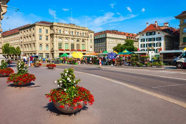 Bern Switzerland July 2019 Local Farmer Market Kantonalbankgebaude Bank Building — 图库照片