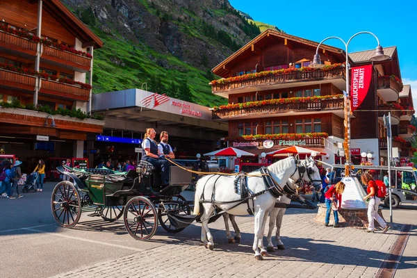 Zermatt Suisse Juillet 2019 Autocar Cheval Maisons Traditionnelles Locales Centre — Photo