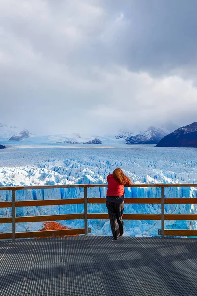 Turista Perto Glaciar Perito Moreno Argentina Perito Moreno Uma Geleira — Fotografia de Stock