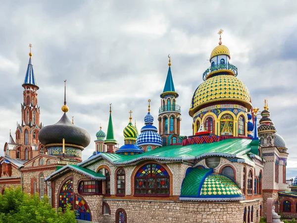 すべての宗教の寺院または普遍的な寺院は ロシアのカザンのStaroye Arakchinoマイクロ地区の建築複合体です — ストック写真