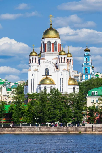 ロシアの土地に存在するすべての聖人の名誉の血に教会は ニコライ2世 ロシアの最後の皇帝が撮影されたYekaterinburgのロシア正教会です — ストック写真