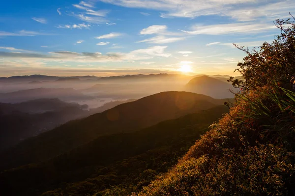 Nebelige Bergluftaufnahme Vom Adams Peak Oder Sri Pada Bei Sonnenaufgang — Stockfoto