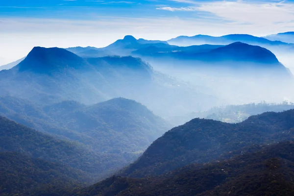 日出时从亚当斯峰或斯里帕达俯瞰多雾的高山鸟瞰全景 亚当斯峰是斯里兰卡一座高大而神圣的佛教山 — 图库照片