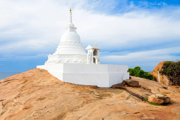 斯里兰卡Tissamaharama市附近的Kirinda Viharaya Temple Stupa 基琳达是一座建在基琳达海滩巨石上的佛寺 — 图库照片