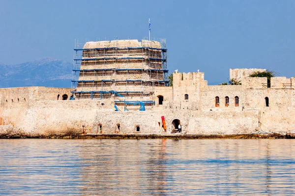 布尔奇是一座位于纳夫普里奥港口中心的水堡 Nafplio是希腊伯罗奔尼撒半岛的一个海港城镇 — 图库照片