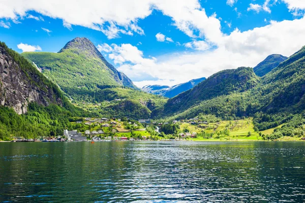 Geiranger Uma Pequena Aldeia Turística Região Sunnmore Noruega Geiranger Está — Fotografia de Stock