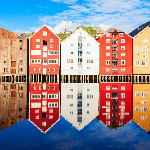 ノルウェー トロンハイム旧市街の中心部にあるNideva川堤防のカラフルな古い家 — ストック写真