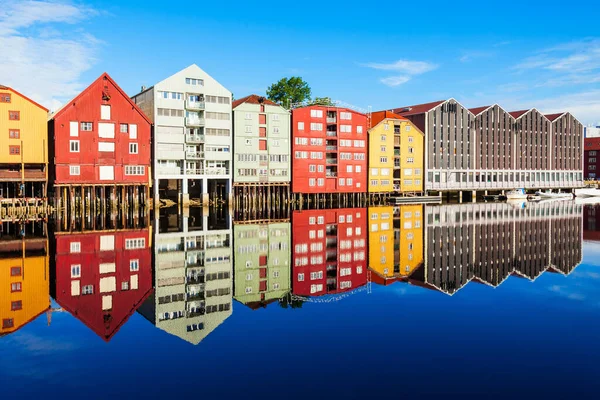 ノルウェー トロンハイム旧市街の中心部にあるNideva川堤防のカラフルな古い家 — ストック写真