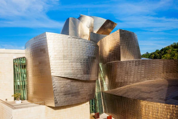 毕尔巴鄂 2017年9月28日 古根海姆博物馆 Guggenheim Museum 是一座位于西班牙北部毕尔巴鄂的现代和当代艺术博物馆 — 图库照片