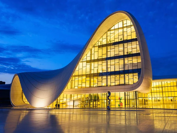 Baku Azerbaijan Szeptember 2016 Heydar Aliyev Center Éjjel Egy Épület — Stock Fotó