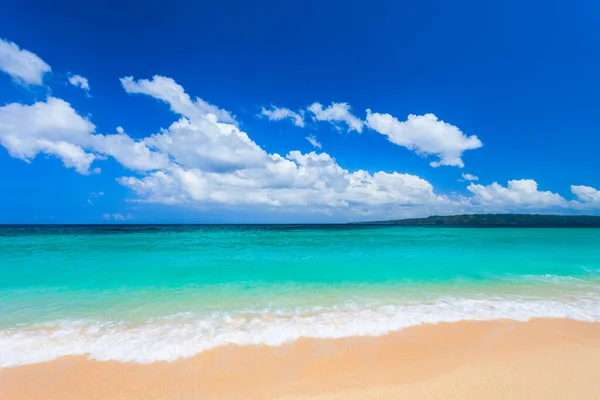 Filipinler Boracay Adasındaki Issız Beyaz Kumsal Plajında Tropikal Tatil — Stok fotoğraf