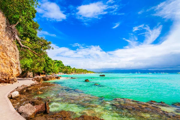 Promenada Skalistej Plaży Turkusową Wodą Wyspie Boracay Filipinach — Zdjęcie stockowe