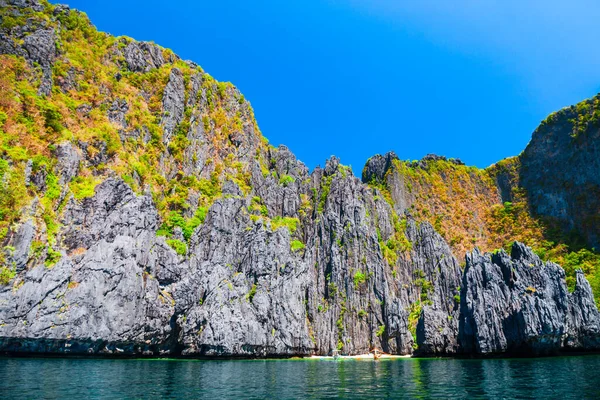 海の美しい山の崖の風景 フィリピンのパラワン島のエルニド省 — ストック写真