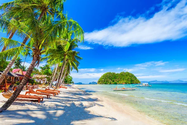 フィリピンのパラワン島エルニド省の白い砂 ヤシの木 ターコイズブルーの水のビーチ — ストック写真