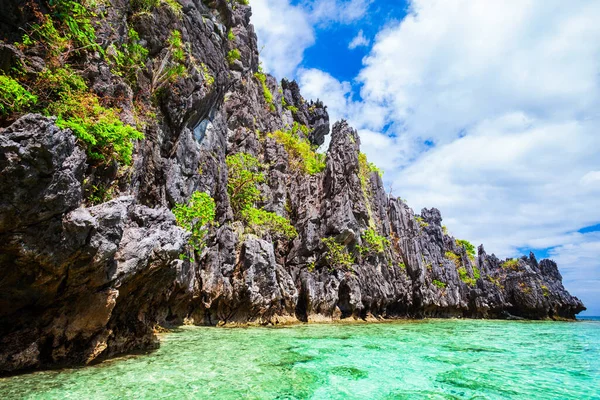 海の美しい山の崖の風景 フィリピンのパラワン島のエルニド省 — ストック写真