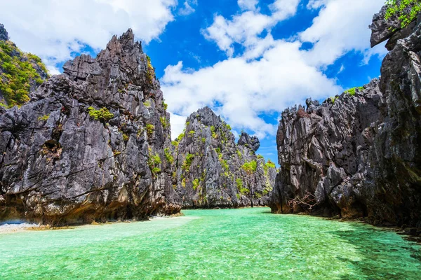 Filipinler Palawan Adasındaki Nido Eyaletindeki Güzel Dağ Kayalığı Lagünün Manzarası — Stok fotoğraf