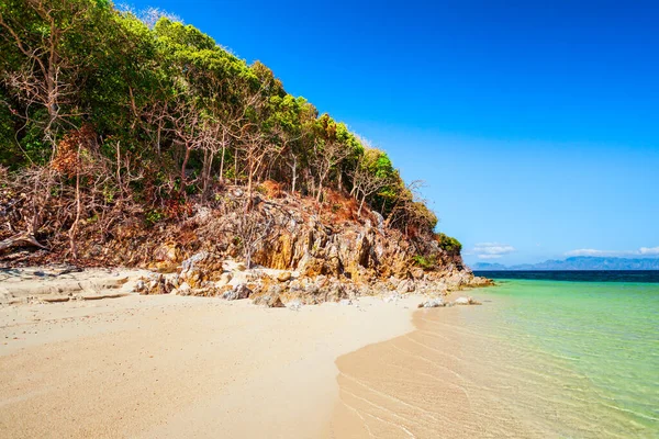 Όμορφη Βραχώδης Παραλία Κίτρινη Άμμο Και Γαλαζοπράσινα Νερά Στο Νησί — Φωτογραφία Αρχείου