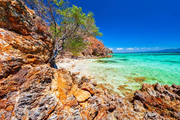 Schöner Felsstrand Mit Gelbem Sand Und Türkisfarbenem Wasser Auf Der — Stockfoto