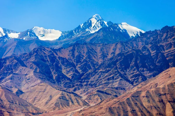 斯托克坎格里是印度北部拉达克地区靠近莱赫的喜马拉雅山的斯托克山脉的最高峰 — 图库照片