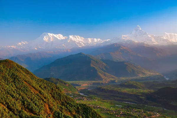 ネパール ポカラのヒマラヤ山脈でSarangkot丘の視点からのAnnapurna大規模な空中パノラマビュー — ストック写真